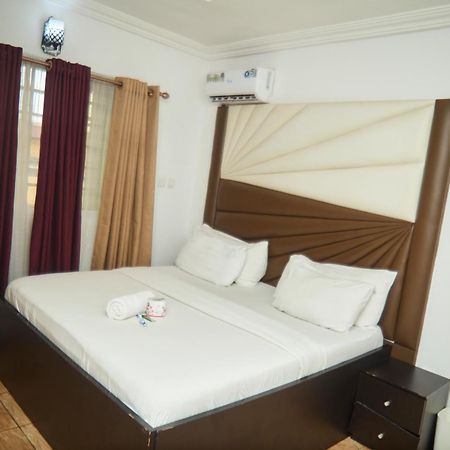 Vhs Vinchee Suites Lagos Bagian luar foto