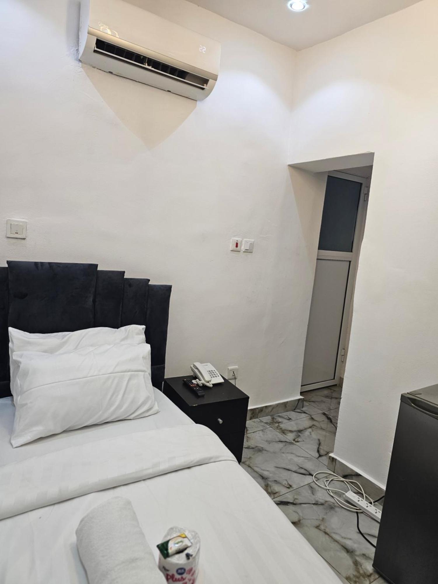 Vhs Vinchee Suites Lagos Bagian luar foto