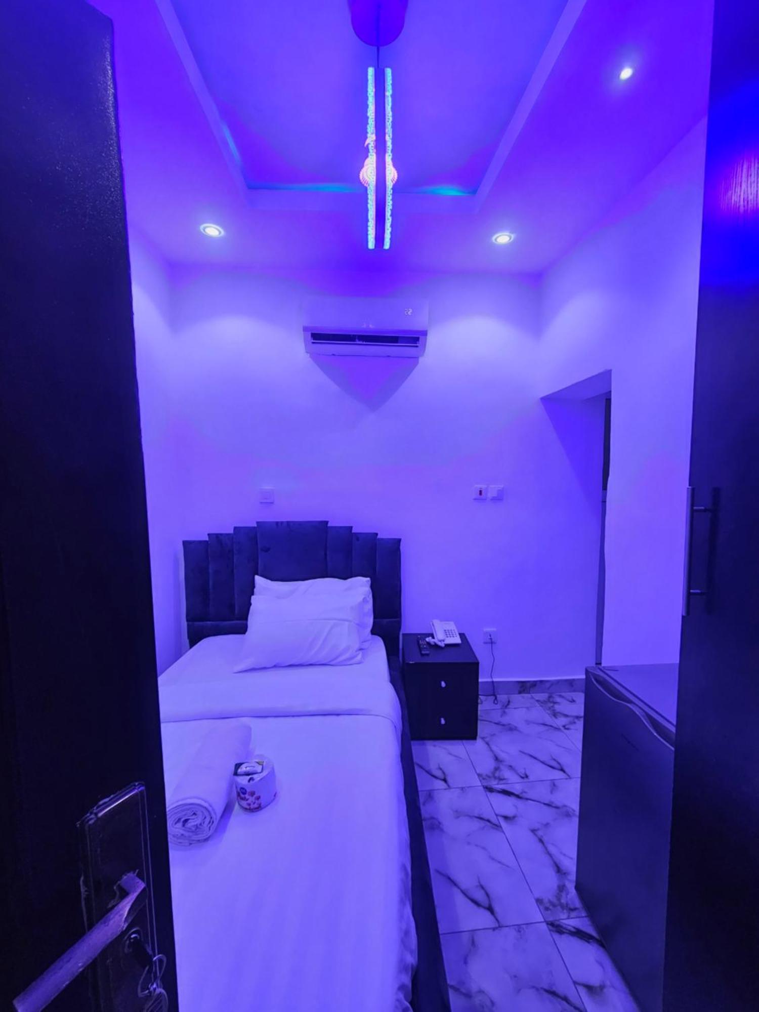 Vhs Vinchee Suites Lagos Bagian luar foto
