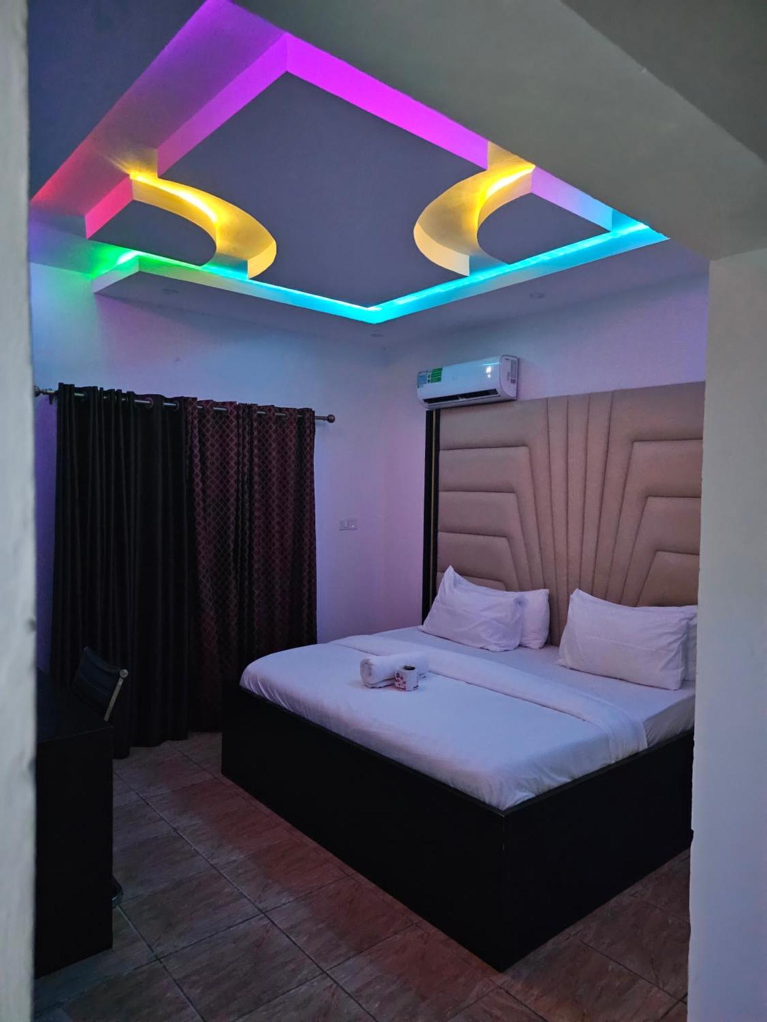 Vhs Vinchee Suites Lagos Bagian luar foto