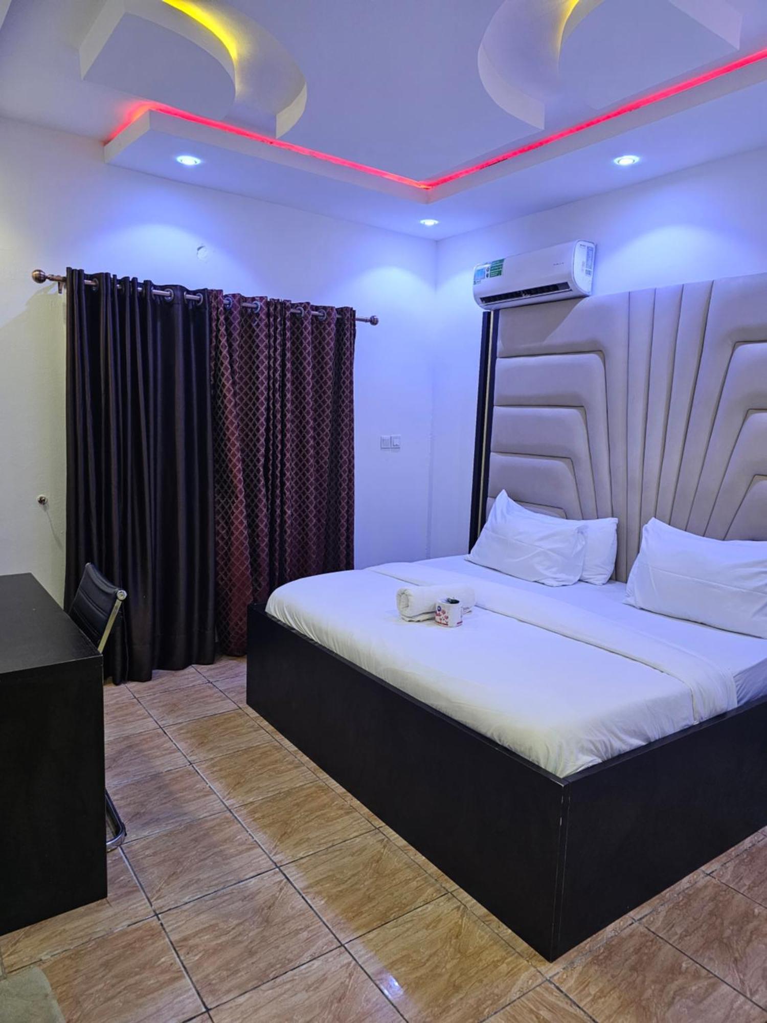 Vhs Vinchee Suites Lagos Bagian luar foto