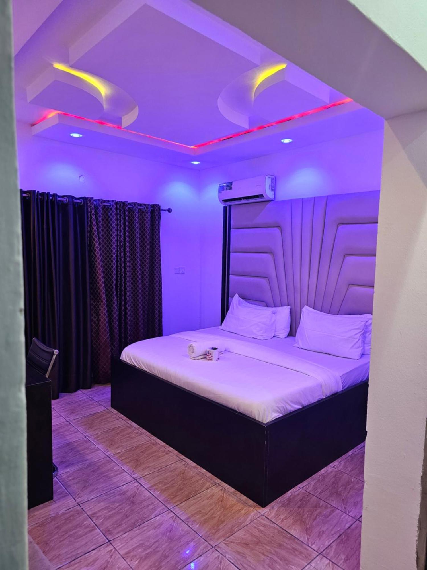 Vhs Vinchee Suites Lagos Bagian luar foto