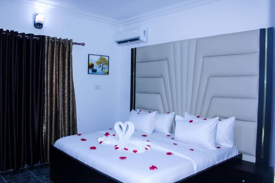 Vhs Vinchee Suites Lagos Bagian luar foto