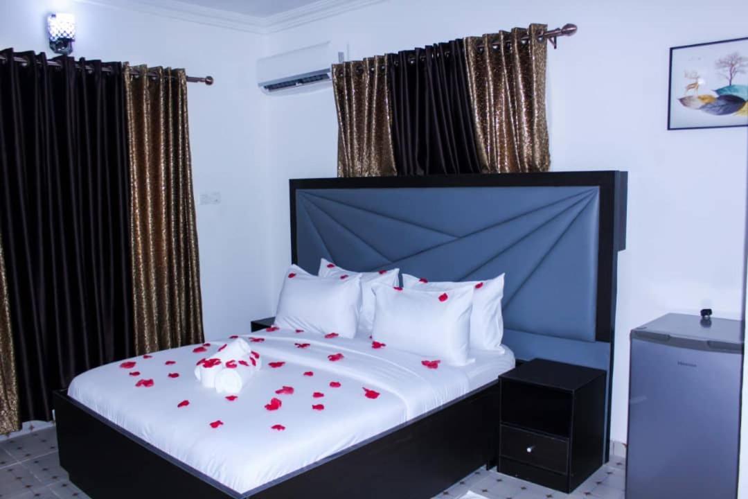 Vhs Vinchee Suites Lagos Bagian luar foto