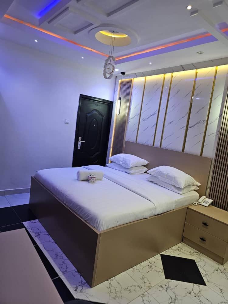 Vhs Vinchee Suites Lagos Bagian luar foto